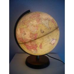 Decoratieve globe met verlichting.