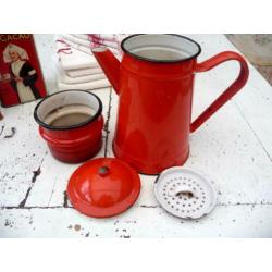 Rood emaille koffiepot met opzetfilter