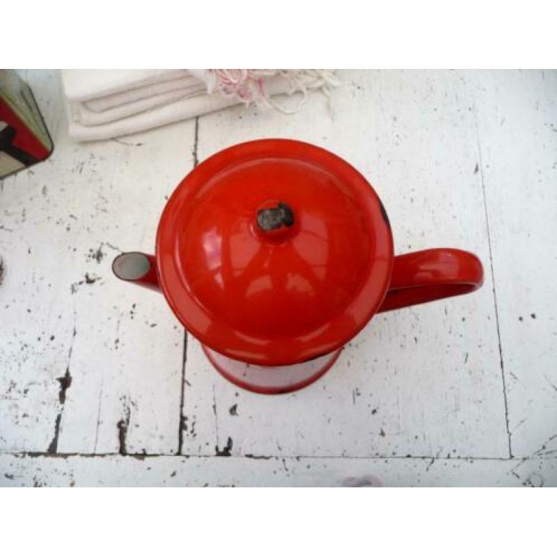 Rood emaille koffiepot met opzetfilter