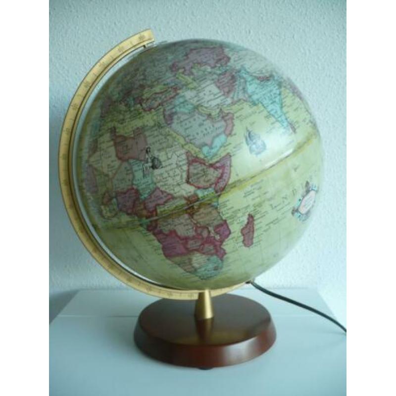 Decoratieve globe met verlichting.