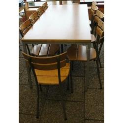 tafel met 9 stoelen