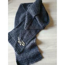 shawl met broche Louis Vuitton