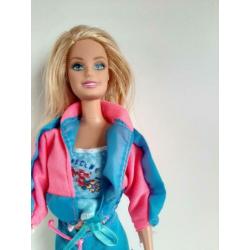 barbie met hond en rolschaatsen,