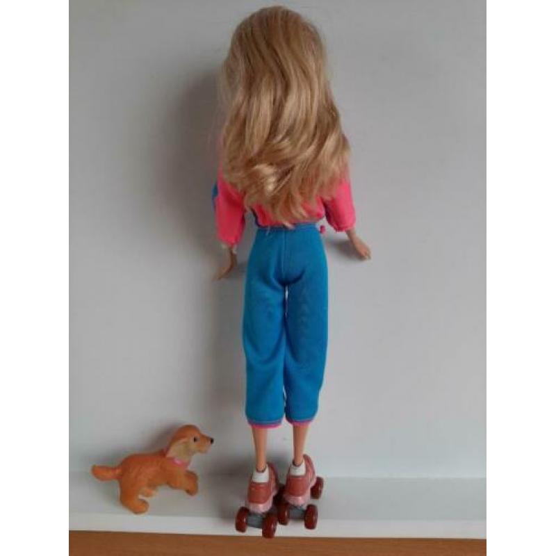 barbie met hond en rolschaatsen,