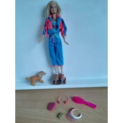 barbie met hond en rolschaatsen,