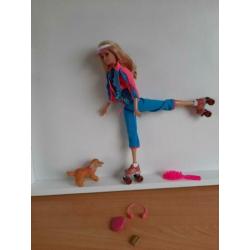 barbie met hond en rolschaatsen,