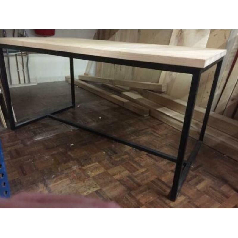 Nieuwe tafel met eiken blad