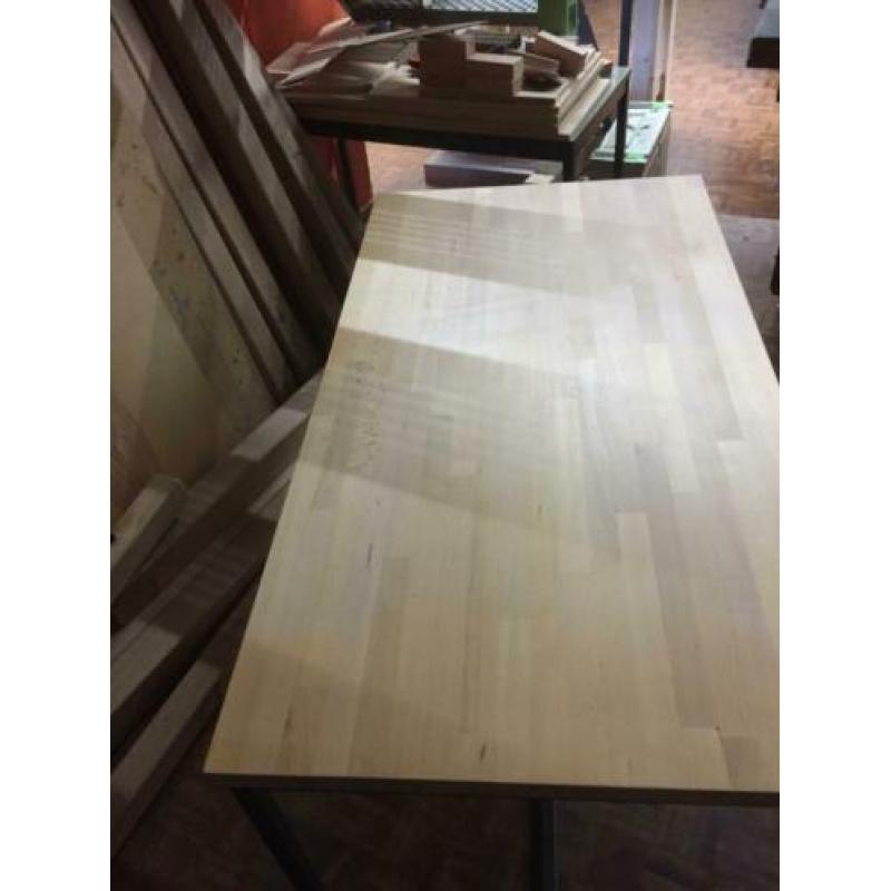 Nieuwe tafel met eiken blad