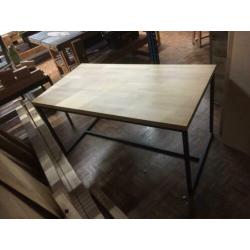 Nieuwe tafel met eiken blad