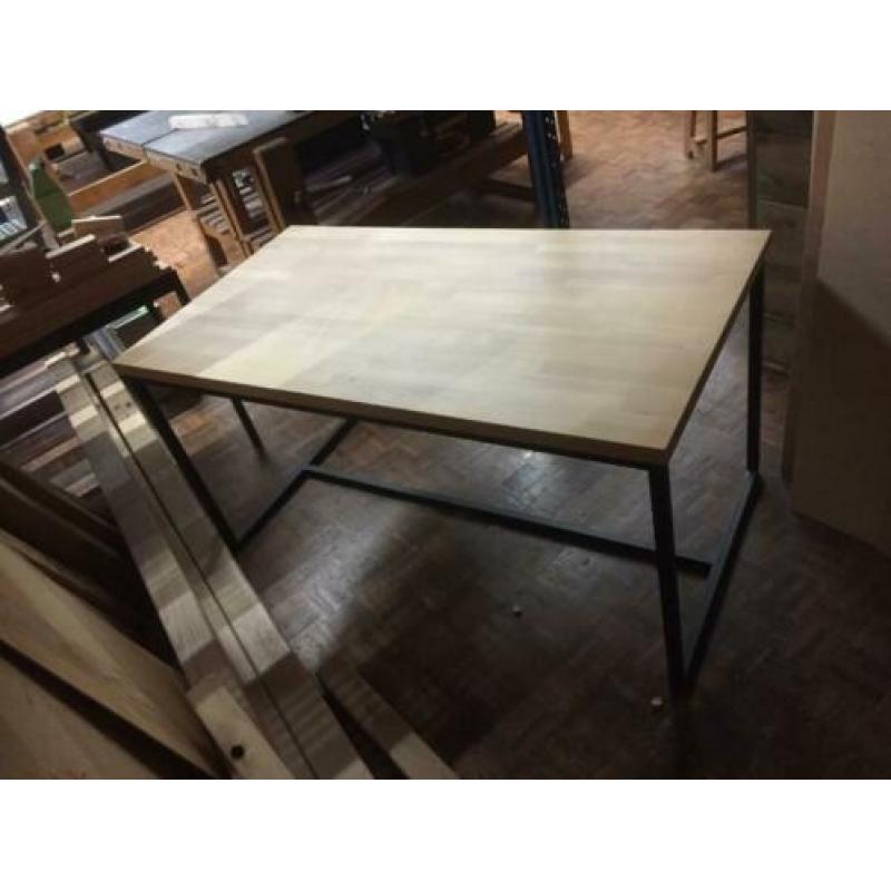 Nieuwe tafel met eiken blad