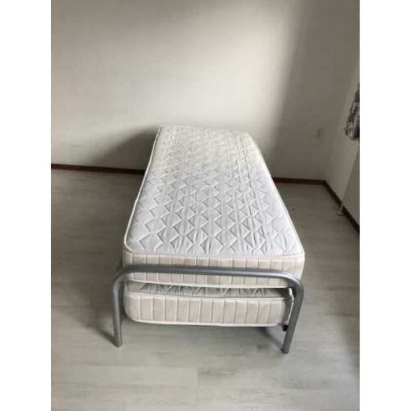 Twee eenpersoonsbedden met matras