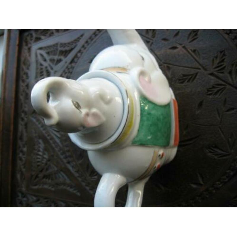 Theepot , porcelain in de vorm van een olifant.