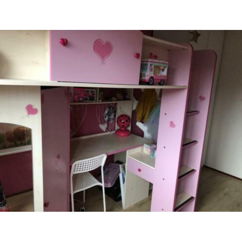 Hoogslaper roze met kledingkast en bureau