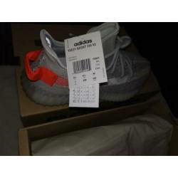 Yeezy's tail light, maat 40, US 7