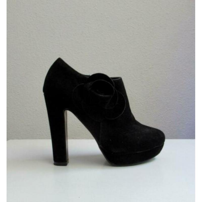 Zwarte plateau pumps met bloem detail van Ideal - mt 37