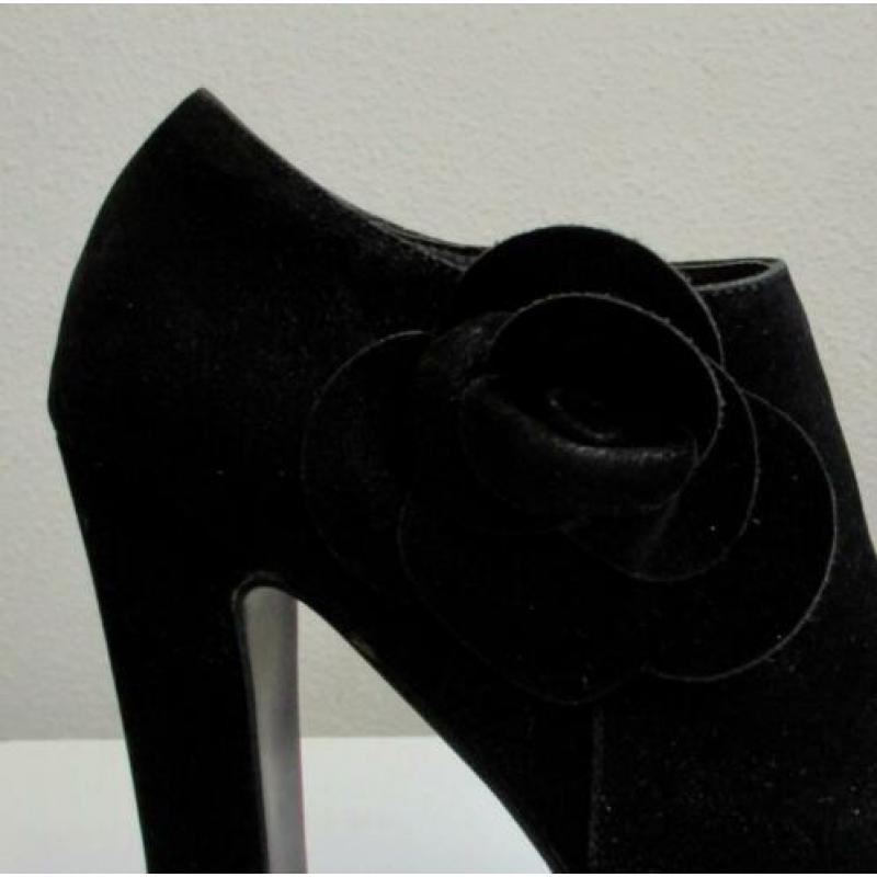 Zwarte plateau pumps met bloem detail van Ideal - mt 37