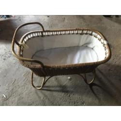 Vintage rotan babybed Rohe Noordwolde